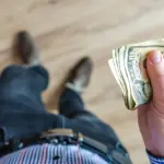 自己破産すると親にバレる？バレる理由や親への影響・対処法を解説